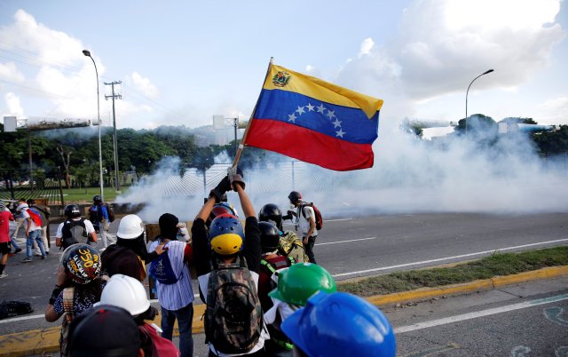 Un joven resultó muerto durante una manifestación frente a la Base Aérea de La Carlota. REUTERS/Ivan Alvarado TPX IMAGES OF THE DAY