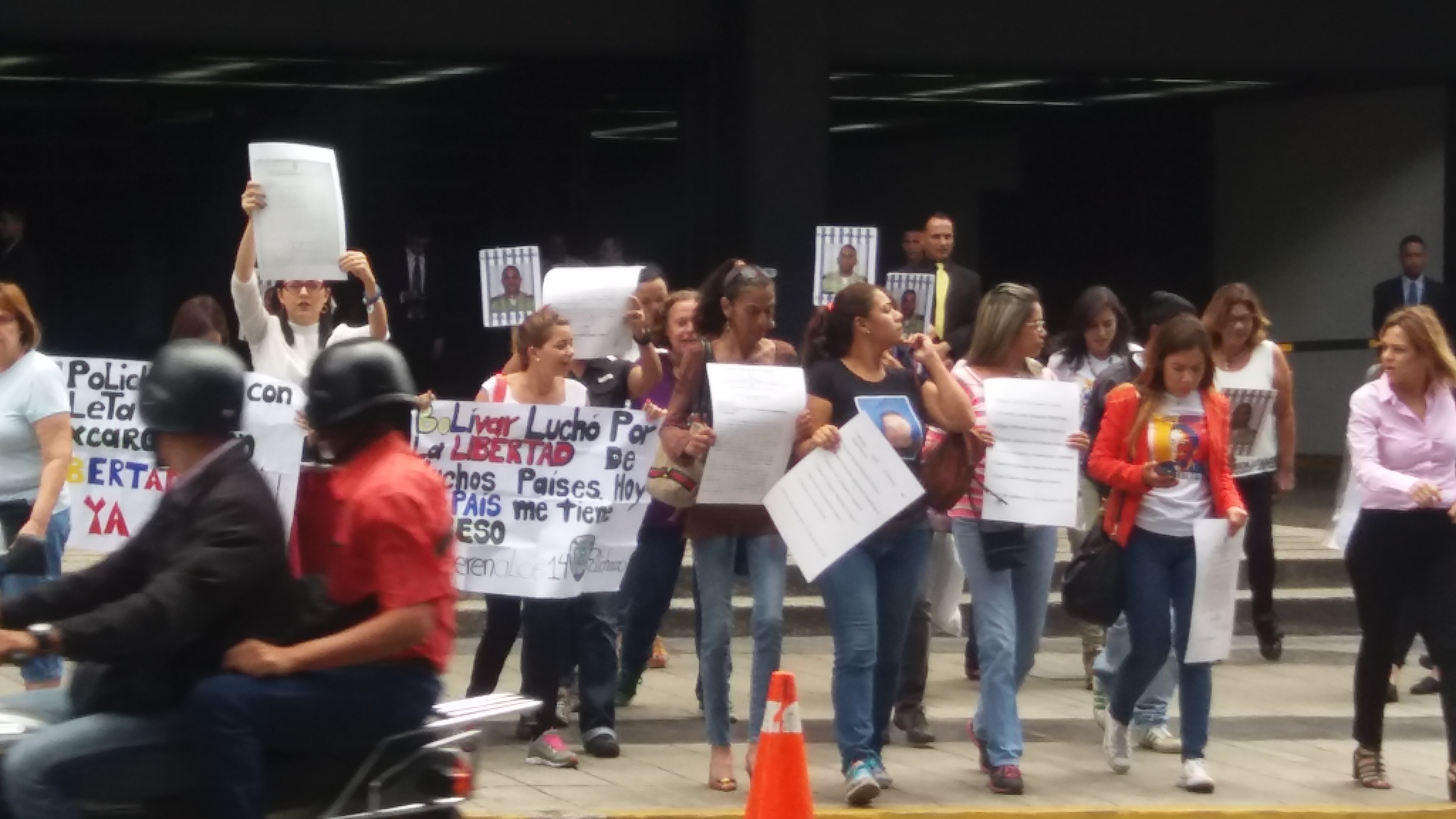 Oficialistas amenazaron a familiares de presos políticos con quemarlos vivos frente al Ministerio Público