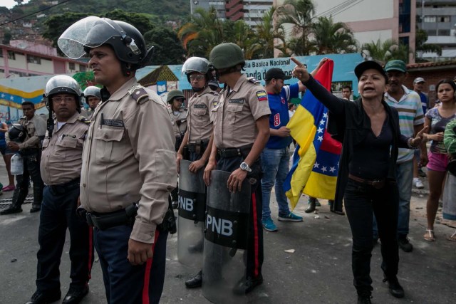 CAR13 - CARACAS (VENEZUELA), 02/06/2017 - Un grupo de personas participa en una manifestación junto a autoridades hoy, viernes 02 de junio de 2017, en Caracas (Venezuela). Los habitantes del populoso barrio de La Vega, ubicado en el oeste de Caracas, madrugaron hoy para protestar por la escasez de alimentos, mientras que las calles aledañas al canal estatal VTV en el este de la ciudad fueron cerradas por organismos de seguridad para evitar la llegada de manifestantes. EFE/MIGUEL GUTIÉRREZ