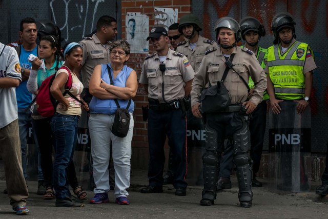 CAR15 - CARACAS (VENEZUELA), 02/06/2017 - Un grupo de personas participa en una manifestación junto a autoridades hoy, viernes 02 de junio de 2017, en Caracas (Venezuela). Los habitantes del populoso barrio de La Vega, ubicado en el oeste de Caracas, madrugaron hoy para protestar por la escasez de alimentos, mientras que las calles aledañas al canal estatal VTV en el este de la ciudad fueron cerradas por organismos de seguridad para evitar la llegada de manifestantes. EFE/MIGUEL GUTIÉRREZ