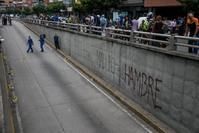 CAR26. CARACAS (VENEZUELA), 08/06/2017 - Trabajadores del Ministerio Público realizan hoy, jueves 8 de junio de 2017, el levantamiento planimétrico en el lugar en el que un joven de 17 años murió durante una protesta opositora, en Caracas (Venezuela). El Ministerio Público venezolano (MP, Fiscalía) cifró hoy en 67 las muertes registradas en hechos violentos relacionados con las protestas a favor y en contra del Gobierno de Nicolás Maduro que sacuden la nación desde hace 69 días. EFE/MIGUEL GUTIÉRREZ