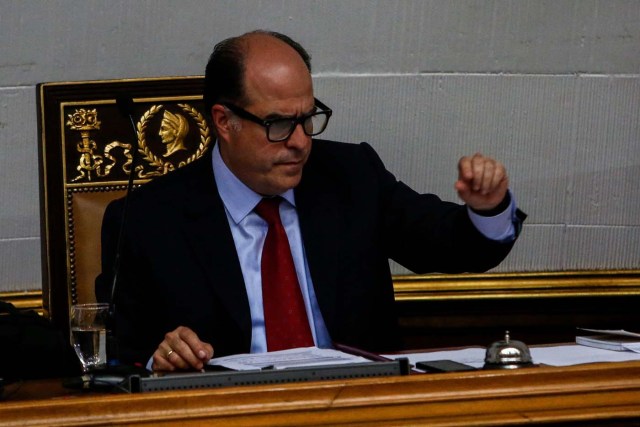 CAR12. CARACAS (VENEZUELA), 13/06/2017.- El presidente de la Asamblea Nacional, el diputado Julio Borges, dirige una sesión de ese organismo hoy, martes 13 de Junio de 2017, en Caracas (Venezuela). El Parlamento venezolano de mayoría opositora designó hoy un Comité de Postulaciones Judiciales que se ocupará de seleccionar los candidatos para sustituir a una treintena de magistrados cuyo nombramiento a fines de 2015 ha sido calificado por el antichavismo como fraudulento. EFE/CRISTIAN HERNÁNDEZ