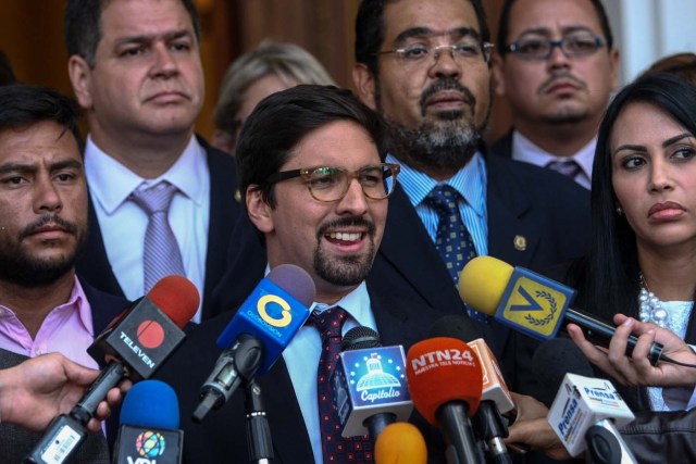 CAR12. CARACAS (VENEZUELA), 13/06/2017.- El vicepresidente de la Asamblea Nacional, Freddy Guevara (c), declara a la prensa antes de ingresar a una sesión de ese organismo hoy, martes 13 de Junio de 2017, en Caracas (Venezuela). El Parlamento venezolano de mayoría opositora designó hoy un Comité de Postulaciones Judiciales que se ocupará de seleccionar los candidatos para sustituir a una treintena de magistrados cuyo nombramiento a fines de 2015 ha sido calificado por el antichavismo como fraudulento. EFE/CRISTIAN HERNÁNDEZ