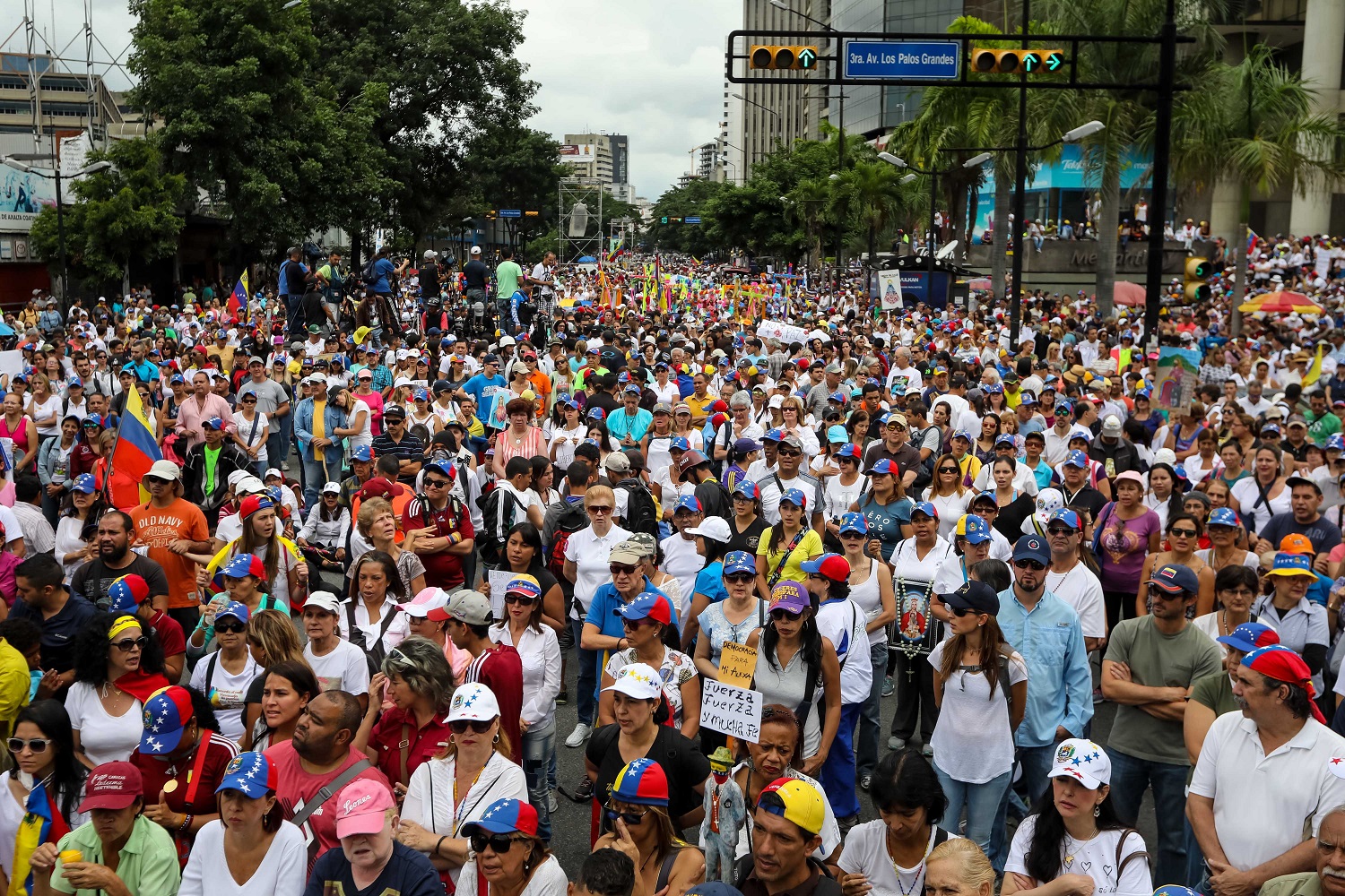 Oposición pide a los ciudadanos mantenerse en las calles para lograr el cambio