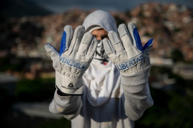 ACOMPAÑA CRÓNICA: VENEZUELA PROTESTAS - CAR04. CARACAS (VENEZUELA), 21/06/2017.- Fotografía del 15 de junio del 2017 donde se observa los objetos para participar en una manifestación en Caracas (Venezuela). Con los rostros enmascarados y protegidos con escudos improvisados y máscaras antigás se enfrentan desde el 1 de abril a los perdigones y las lacrimógenas con que las fuerzas del orden venezolanas dispersan las manifestaciones contra el Gobierno de Nicolás Maduro, en el marco de las que han muerto 75 personas. EFE/MIGUEL GUTIÉRREZ