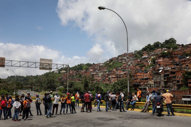 CAR06. CARACAS (VENEZUELA), 26/06/2017.- Manifestantes bloquean una avenida hoy, lunes 26 de junio de 2017, en Caracas (Venezuela). Dirigentes estudiantiles de Venezuela han convocado para hoy con el respaldo de la coalición opositora Mesa de la Unidad Democrática (MUD) un "trancazo nacional" que consiste en cortar varias vías del país para rechazar el eventual cambio de Constitución que promueve el Gobierno de Nicolás Maduro. EFE/Miguel Gutiérrez