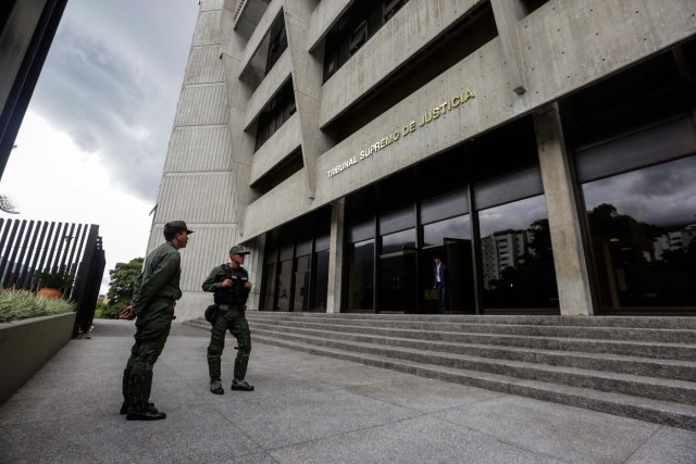 VEN10. CARACAS (VENEZUELA), 28/06/2017.- Efectivos de seguridad y Guardia Nacional Bolivariana (GNB) custodian la sede del Tribunal Supremo de Justicia (TSJ) hoy, jueves 29 de junio de 2017, en Caracas (Venezuela). El cuerpo diplomático acreditado en Venezuela visitó hoy las instalaciones del Tribunal Supremo de Justicia (TSJ) en el oeste de Caracas para ser informado sobre el "ataque terrorista" que sufrió la instalación de la corte el pasado martes por parte de un agente policial a bordo de un helicóptero. EFE/Cristian Hernández