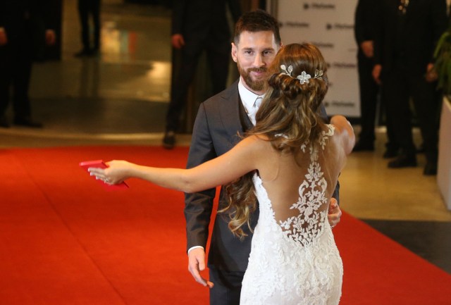 BAS079. ROSARIO (ARGENTINA), 30/06/2017.- El jugador argentino Lionel Messi (i) y su esposa, Antonella Rocuzzo, tras casarse hoy, viernes 30 de junio de 2017, en Rosario (Argentina). EFE/David Fernández