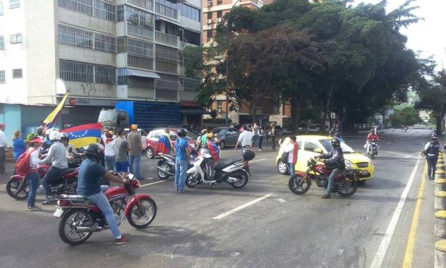 Manifestantes se concentran en Altamira a la Altura de la Torre Británica / Foto: Régulo Gómez - La Patilla