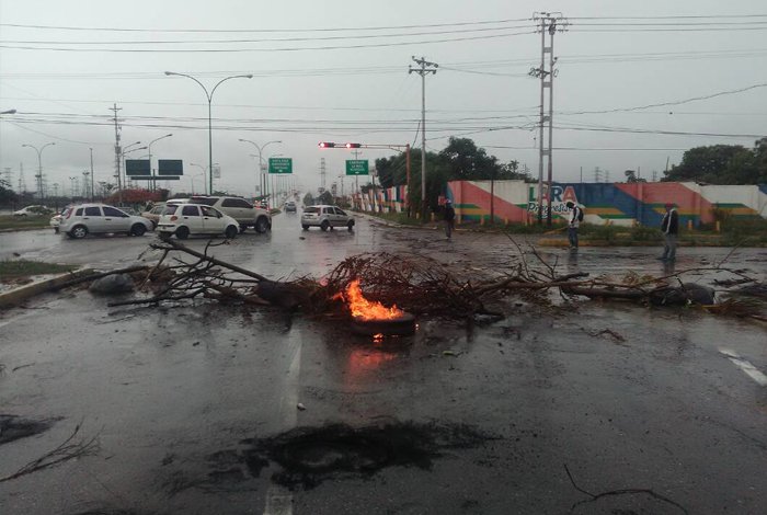 La avenida Ribereña en Villa Tabure amaneció con barricadas este #21Jun