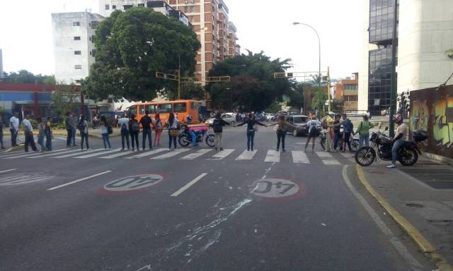 Manifestantes se concentran en Altamira a la Altura de la Torre Británica / Foto: Régulo Gómez - La Patilla