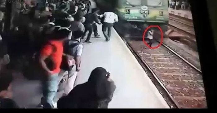 ¿WTF? Le pasó un tren por encima y vivió para contarlo (+video)