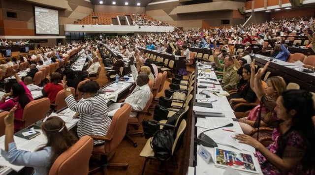 Diputados en una sesión de la Asamblea Nacional en La Habana, jul 8, 2016. El Parlamento cubano se reunió el jueves para aprobar los documentos que confirman al Partido Comunista como la fuerza rectora superior de la nación, cuando falta menos de un año para que Raúl Castro deje el cargo de presidente del Gobierno. Ismael Francisco/Courtesy of Cubadebate/Handout via Reuters. IMAGEN SOLO PARA USO EDITORIAL, CEDIDA A REUTERS POR TERCEROS