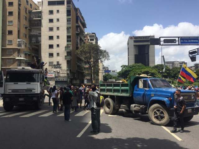 Manifestantes cierran con camiones la avenida Francisco de Miranda en Altamira / Fotos Régulo Gómez