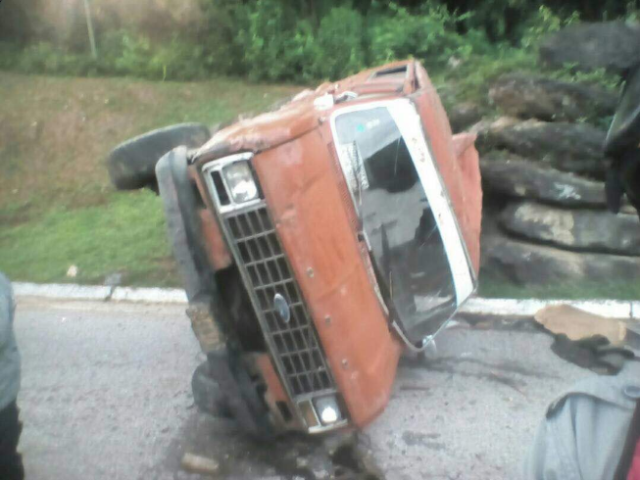 Camioneta de pasajeros volcó en la autopista Regional del Centro sentido Caracas / Foto: Jorge Galindo