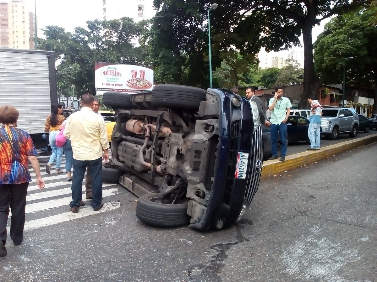 Reportan aparatoso choque en avenida Panteón a la altura de San Bernardino #12Jun