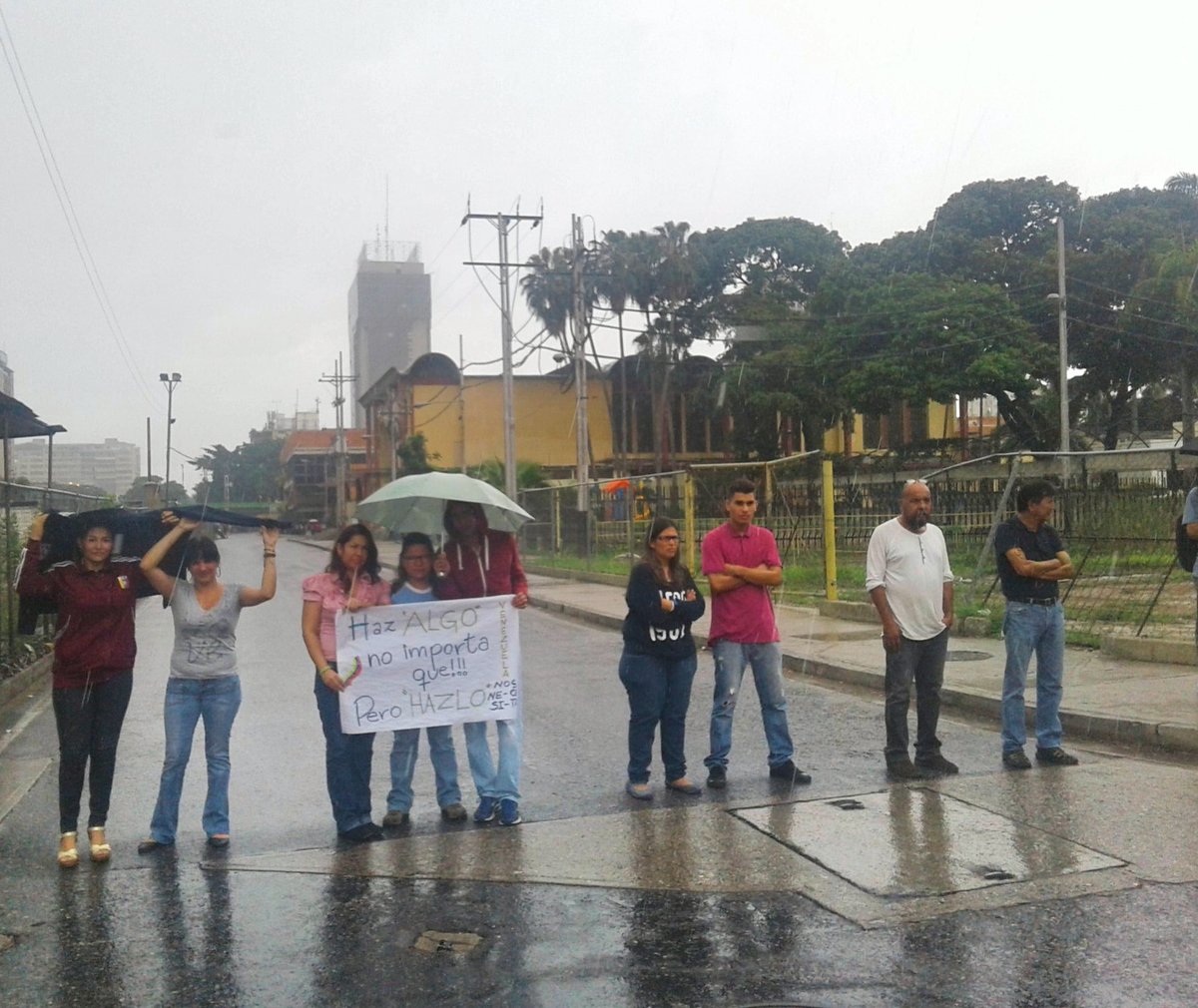 Bajo la lluvia realizan trancazo en avenida Bolívar de Valencia #26Jun