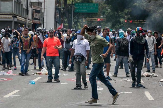 Cuerpos de seguridad redoblan la represión en las marchas. La resistencia sigue. Foto: EFE