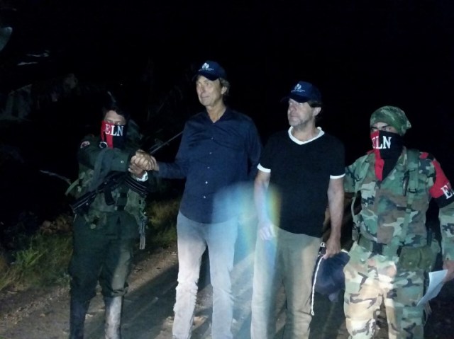 A handout picture released by the Colombian Ombudsman press office shows two Dutch Derk Johannes Bolt (2-L) and Eugenio Ernest Marie Follender (2-R) after their released by National Liberation Army ELN guerrillas, upon arriving in Catatumbo, department of North of Santander on June 24, 2017.  / AFP PHOTO / Colombian Ombudsman / HO