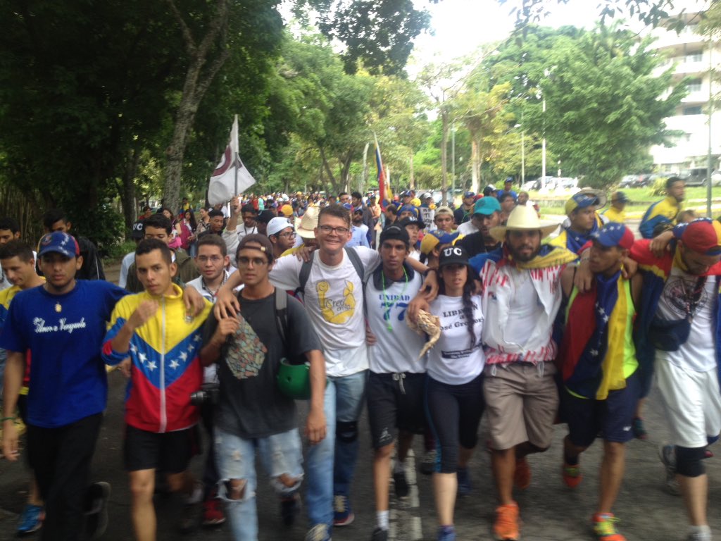 Autoridades de la UCV recibieron a los estudiantes que caminaron desde Lara hasta Caracas