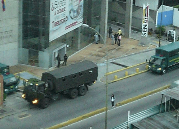 Vehículos de la GNB custodiando la zona de Los Ruíces 