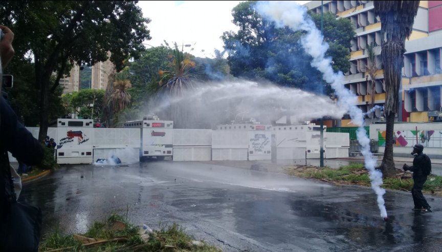 En Video: Enfrenamiento entre manifestantes opositores y la GNB en la avenida Páez #3Jun