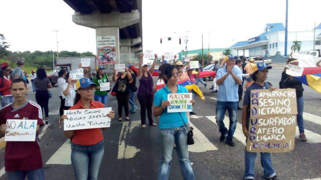 Foto; En Guarenas y Guatire trancaron / cortesía 