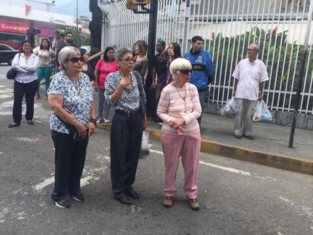 Manifestantes cierran la avenida Francisco de Miranda contra el Gobierno de Maduro, la represión y la Constituyente / Foto: Régulo Gómez - La Patilla