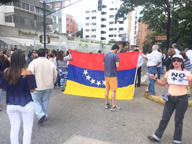 Manifestantes cierran la avenida Francisco de Miranda contra el Gobierno de Maduro, la represión y la Constituyente / Foto: Régulo Gómez - La Patilla