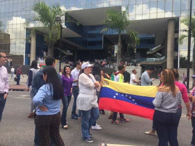 Manifestantes cierran la avenida Francisco de Miranda contra el Gobierno de Maduro, la represión y la Constituyente / Foto: Régulo Gómez - La Patilla