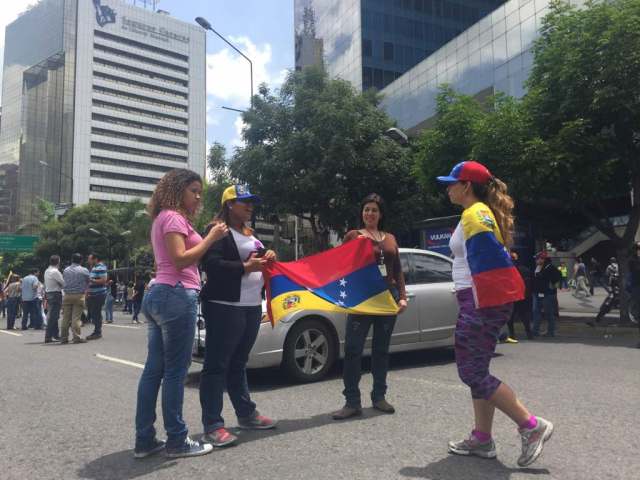 Manifestantes cierran la avenida Francisco de Miranda contra el Gobierno de Maduro, la represión y la Constituyente / Foto: Régulo Gómez - La Patilla