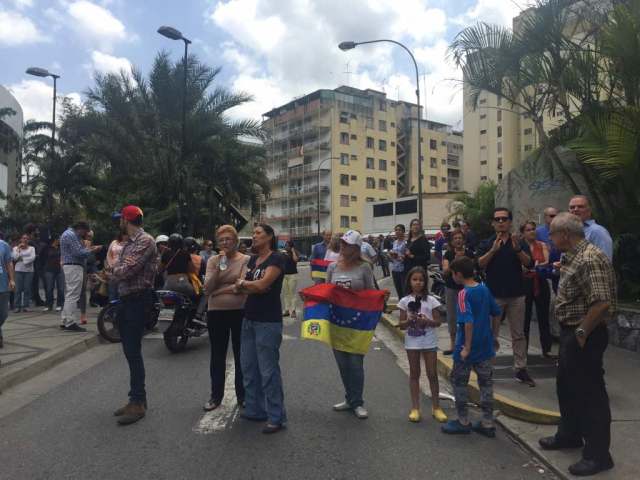 Manifestantes cierran la avenida Francisco de Miranda contra el Gobierno de Maduro, la represión y la Constituyente / Foto: Régulo Gómez - La Patilla