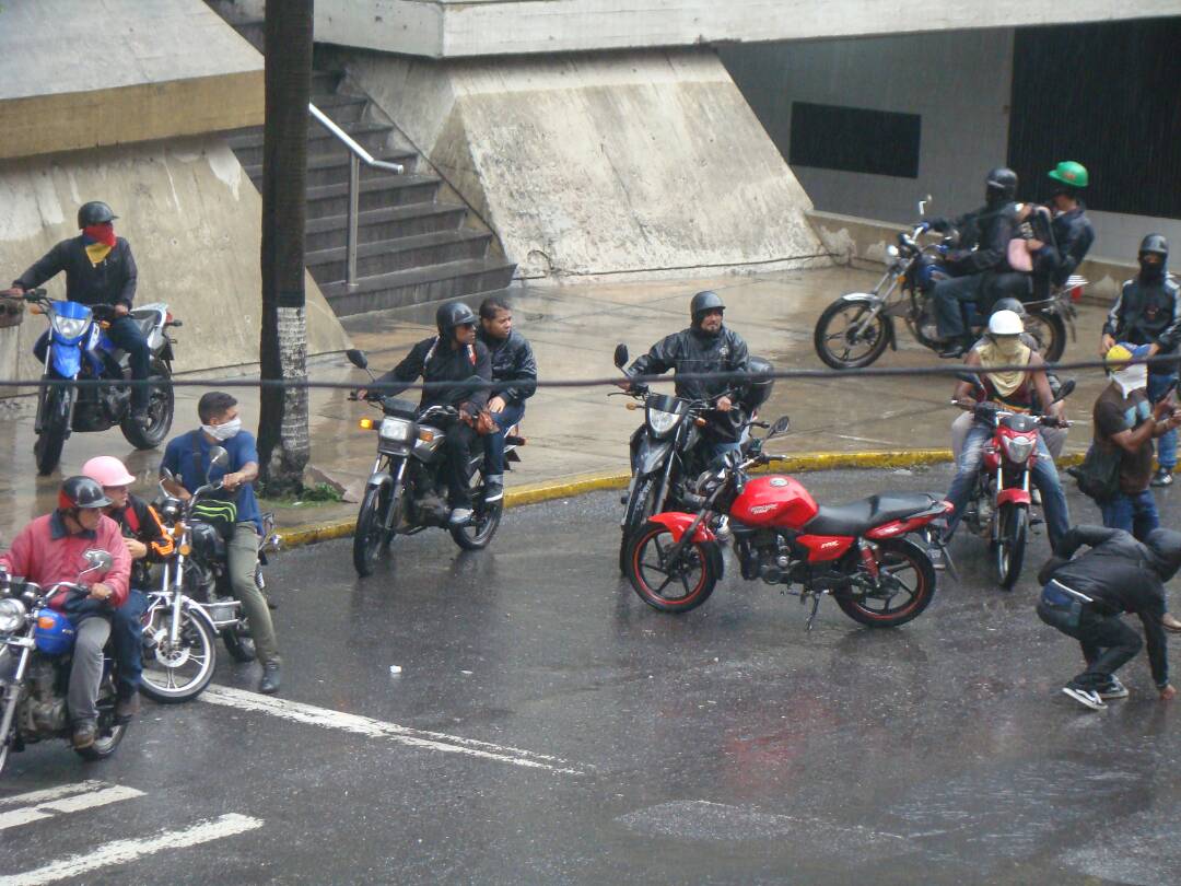 Paramilitares y PNB mantienen asediados a vecinos de La Candelaria: Disparan contra residencias (Videos + Fotos)