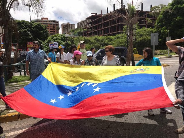 Manifestantes se plantan en La Trinidad / Foto: Alejandro Vivas