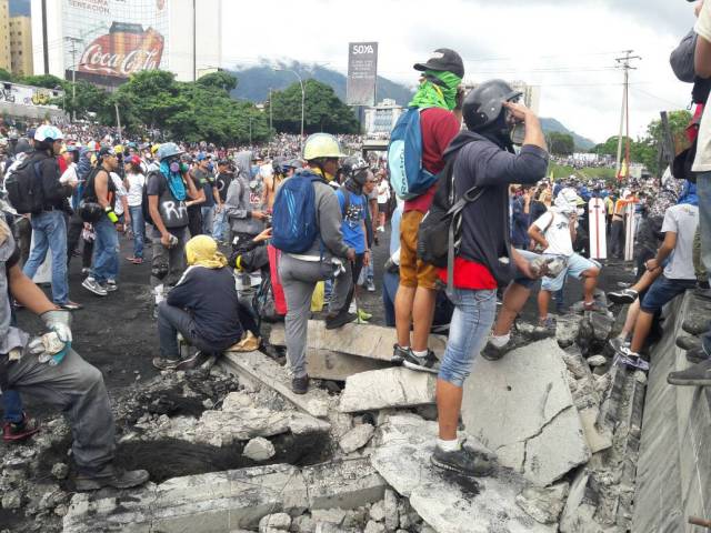 Manifestantes concentrados en la Francisco Fajardo frente a la Carlota / Foto: Eduardo de la Concha - La Patilla