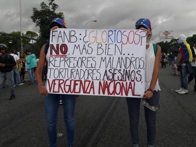 Manifestantes concentrados en la Francisco Fajardo frente a la Carlota / Foto: Eduardo de la Concha - La Patilla 