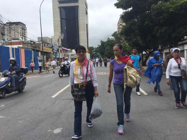  Manifestantes concentrados en la Francisco Fajardo frente a la Carlota / Foto: Regulo Gómez - La Patill