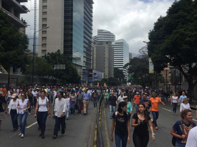 Manifestantes marchan por la avenida Francisco de Miranda hacia la Fiscalía / Foto: Régulo Gómez - La Patilla 