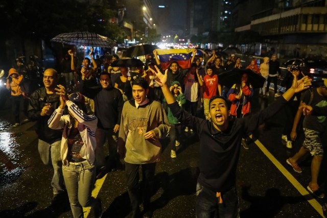 CAR12. CARACAS (VENEZUELA), 20/06/2017 - Un grupo de personas participa en una manifestación hoy, martes 20 de junio del 2017, en Caracas (Venezuela). Decenas de venezolanos se congregaron para marchar hasta la sede la Organización de Estados Americanos para honrar al joven Fabián Urbina, que recibió un balazo en el pecho durante una manifestación opositora celebrada en la capital venezolana. EFE/MIGUEL GUTIÉRREZ