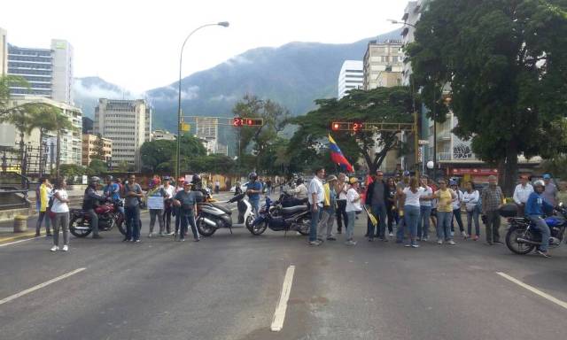 Manifestantes se concentran en Altamira a la Altura de la Torre Británica / Foto: Régulo Gómez - La Patilla