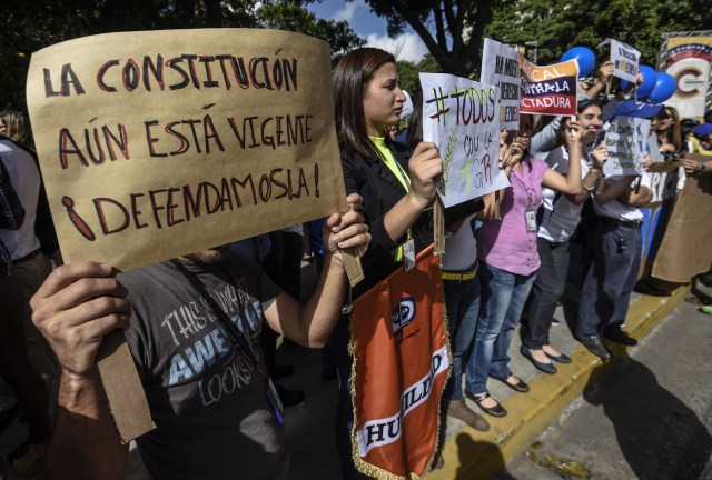 General Prosecutor's office employees demonstrate in support of Attorney General Luisa Ortega in Caracas on June 19 , 2017.   Venezuela's Supreme Court on Friday rejected a bid to put on trial several senior judges accused of favoring embattled President Nicolas Maduro as he clings to power in the face of deadly unrest. / AFP PHOTO / JUAN BARRETO