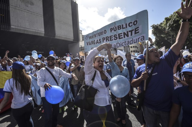 General Prosecutor's office employees demonstrate in support of Attorney General Luisa Ortega in Caracas on June 19 , 2017.   Venezuela's Supreme Court on Friday rejected a bid to put on trial several senior judges accused of favoring embattled President Nicolas Maduro as he clings to power in the face of deadly unrest. / AFP PHOTO / JUAN BARRETO