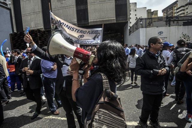 General Prosecutor's office employees demonstrate in support of Attorney General Luisa Ortega in Caracas on June 19 , 2017.   Venezuela's Supreme Court on Friday rejected a bid to put on trial several senior judges accused of favoring embattled President Nicolas Maduro as he clings to power in the face of deadly unrest. / AFP PHOTO / JUAN BARRETO