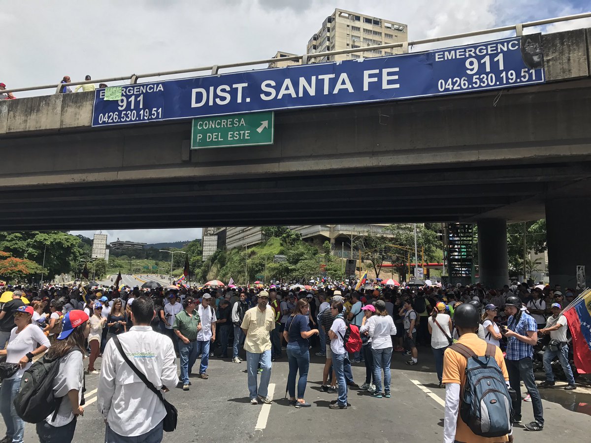 Manifestantes realizan plantón en el Distribuidor Santa Fe #14Jun