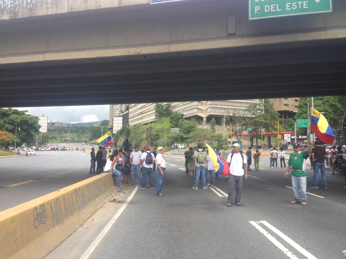 12:00pm Opositores se concentran y trancan el distribuidor Santa Fe #17Jun