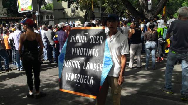 El señor del Papagayo frente al sede de Conatel. Foto: Eduardo de la Concha / Lapatilla.com