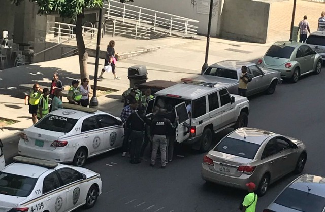 Al menos 15 detenidos en allanamiento a edificio en Los Palos Grandes (fotos)