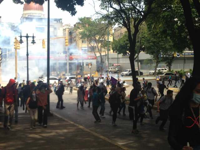 Foto: Reprimen a estudiantes de la UCV durante trancazo / Cortesía 