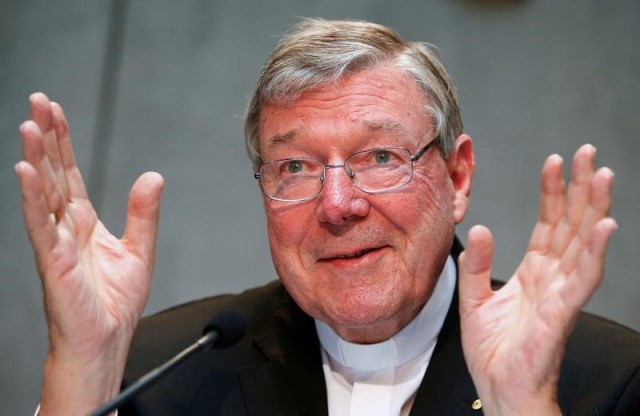 La policía australiana acusó el jueves a un importante asesor del Papa Francisco de múltiples delitos sexuales, en un caso que plantea un dilema para el pontífice que ha prometido no tolerar esta clase de delitos. En la imagen, Pell durante una rueda de prensa en el Vaticano, el 9 de julio de 2014. REUTERS/Tony Gentile/