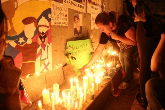 Caraqueños realizaron vigilia en honor a Neomar Lander. Foto: Will Jiménez. 